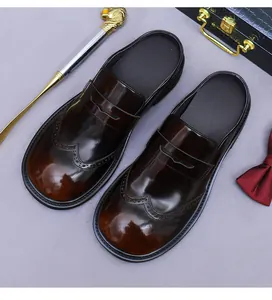 Dettaglio macro di sabot in pelle marrone con intagli brogue classici e finitura sfumata