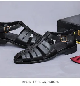 Detailopname van zwarte leren sandalen met gevlochten details, metalen gesp en nummer