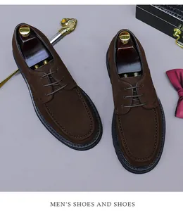 Dettaglio delle scarpe Derby in pelle scamosciata marrone scuro con tendiscarpe e accessori