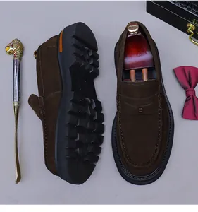 Détails de mocassins en daim marron avec semelle épaisse en caoutchouc et embauchoir en bois
