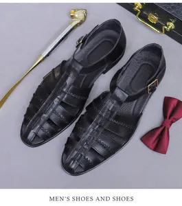 Detailopname van zwarte herenlederen sandalen met geweven ontwerp en gespsluiting