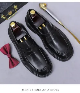 Detaillierte Draufsicht auf schwarze Leder-Loafer mit Zubehör und Luxus-Schuhspannern