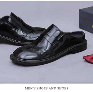 Dettaglio di sabot brogue neri con texture in vernice e decorazioni wingtip