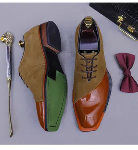 Detalle de zapato de vestir en ante marrón y charol con suela verde y calzador