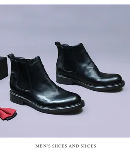 Détail d'une bottine Chelsea en cuir noir brillant avec panneaux latéraux élastiques noirs