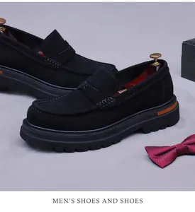 Gros plan de mocassins en daim noir pour hommes avec semelles épaisses et texture de qualité