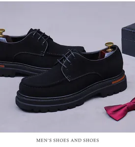 Dettaglio di scarpe Derby in camoscio nero con suola spessa e accenti arancioni sul tallone
