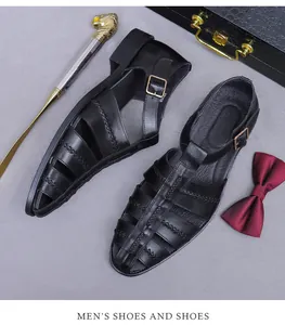 Detail van zwarte lederen sandalen met geweven stiksels en een gouden metalen gesp
