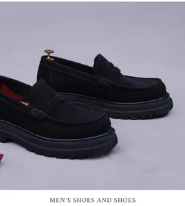 Détail de mocassins en daim pour hommes avec semelles épaisses crantées et doublure rouge