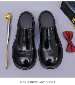 Dettaglio di sabot Brogue in vernice nera con intagli wingtip e design stile mocassino