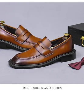 Details von Premium-Penny-Loafern aus braunem Leder mit Farbverlauf und Schuhspannern