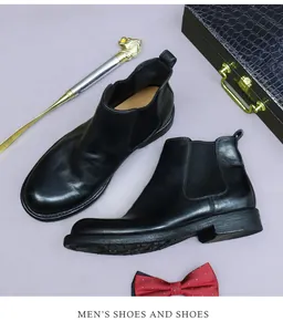 Vue détaillée des bottines Chelsea en cuir de cheval noir avec inserts élastiques sur le côté