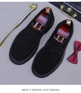 Mocassins en daim noir pour hommes avec semelle épaisse et embauchoir en bois de luxe