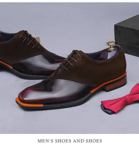 Detalle de zapatos de vestir en ante marrón oscuro y charol con detalles naranjas