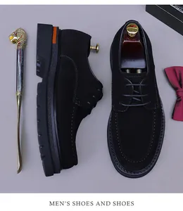 Dettaglio di scarpe da uomo in pelle scamosciata nera con suola spessa e cuciture
