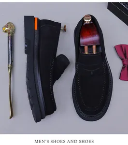 Détail de mocassins en daim noir à semelles épaisses avec embauchoirs élégants en bois