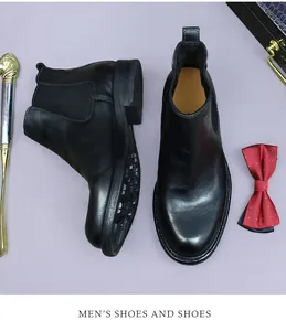 Gros plan de bottines Chelsea noires en cuir avec semelles antidérapantes et élastiques