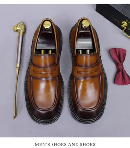 Detailansicht brauner Leder-Loafer mit Vintage-Farbverlauf und goldenen Accessoires
