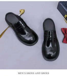 Vista macro di sabot brogue in vernice nera con eleganti dettagli a coda di rondine