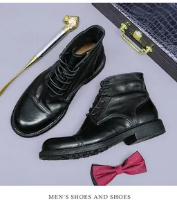 Detailansicht der schwarzen Leder-Schnürstiefel mit luxuriösen Herren-Accessoires