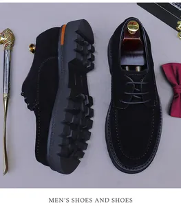 Dettaglio delle scarpe Derby in pelle scamosciata nera con suola spessa a carrarmato