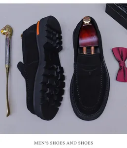 Détail d'un mocassin en daim avec semelle crantée épaisse et rayures orange latérales