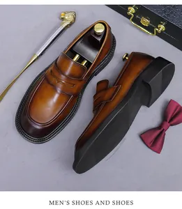 Details von braunen Leder-Loafern mit Vintage-Finish und eleganter Metallschnalle am Spann