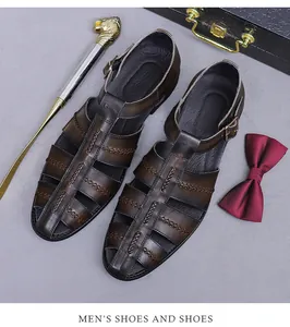 Gedetailleerd bovenaanzicht van donkerbruine leren sandalen met gevlochten textuur en gesp