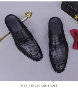 Detail von atmungsaktiven schwarzen Leder-Mules mit elegantem Penny-Loafer-Riemen