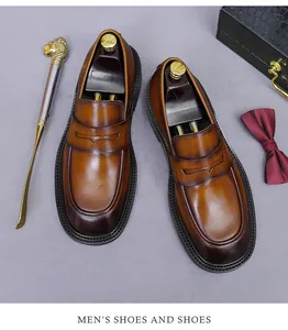 Detailansicht der braunen Leder-Loafer mit handpoliertem Finish und seitlichen Nähten