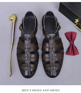 Detail van vintage bruine leren herensandalen met geweven textuur en gespriem