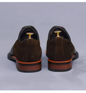 Detalle de zapato de cuero para hombre con talón de ante marrón y modelo número 83623