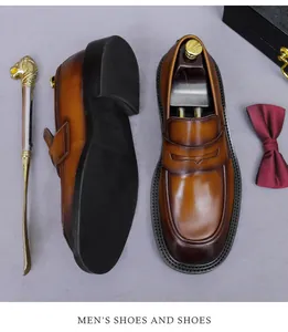Nahaufnahme brauner Leder-Loafer mit Vintage-Finish und goldenem Schuhlöffel