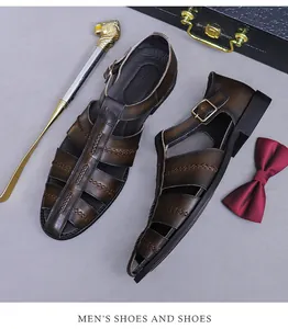 Macro-opname van klassieke donkerbruine leren herensandalen met metalen gesp