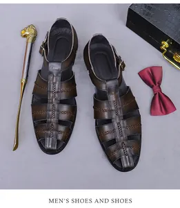 Detail van vintage bruine leren sandalen met geweven ontwerp en luxe geschenkdoos