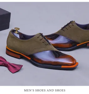 Detalle de costura en cuero pulido marrón y gamuza verde oliva en zapatos derby de hombre