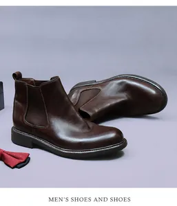 Détail de bottines Chelsea en cuir de cheval marron foncé avec bande élastique et semelle cuir