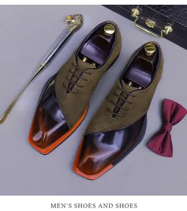 Detalle de zapatos de vestir para hombre en gamuza marrón y charol con suelas naranjas