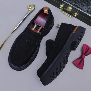 Mocassins pour hommes en daim noir avec semelle plateforme épaisse et bout rond classique