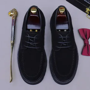 Scarpe stringate da uomo in camoscio nero con cuciture a mano e stile business di lusso