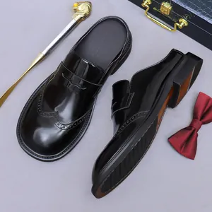 Mocassini da uomo in pelle nera lucida con dettagli brogue e design senza schienale