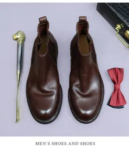 Bottines Chelsea marron foncé pour hommes en cuir avec bande élastique sur fond violet
