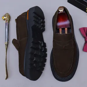 Mocassins pour hommes en daim marron avec semelles épaisses vus de dessus et de profil