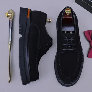 Scarpe derby da uomo in camoscio nero con suole spesse e accenti arancioni sul tallone