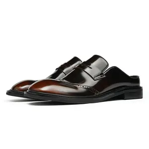 Mocassino mule in pelle bordeaux lucida con dettagli brogue e suola in gomma