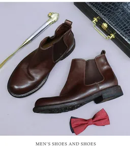 Gros plan de bottines Chelsea en cuir de cheval avec accessoires de luxe pour hommes