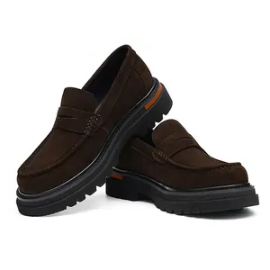 Mocassins pour hommes en daim marron foncé avec semelle épaisse et accent orange