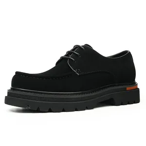 Scarpe derby da uomo in camoscio nero con suola platform e dettaglio arancione sul tallone