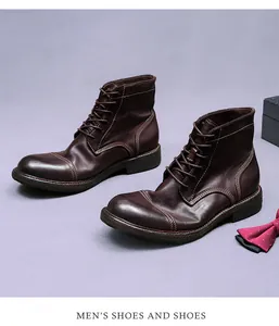 Detailansicht der dunkelbraunen Lederstiefel mit Kontrastnähten und runder Kappe für Herren