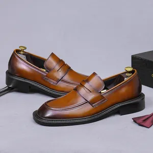Polierte braune Herren-Loafer aus Leder mit Farbverlauf und schwarzer Sohle